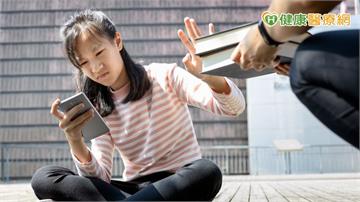 孩子沉迷短影音罵了也沒用？醫：2點判斷是否已「成癮」　籲親子攜手面對