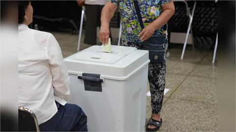 快新聞／南韓地方大選爭議延燒！票箱遭封鎖35小時　警方攻堅後才被運出