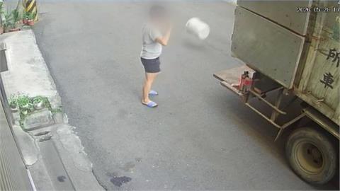 清潔隊員「丟垃圾桶」險砸人　高溫惹禍？名間鄉長陪同登門道歉