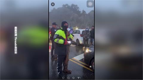 扯！武嶺拂曉就塞爆　遊客違停路中央影像曝光
