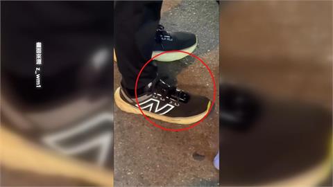 逢甲夜市男子鞋綁密錄器偷拍　情侶受害錄影反蒐證畫面曝