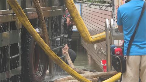 凱米颱風挾豪大雨多地淹水　高雄大樓地下三樓停車場全泡水中