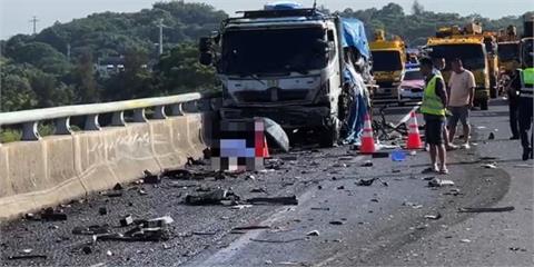 快新聞／國3苗栗南下通霄路段「砂石追撞拖吊車」　2駕駛遭撞飛慘死