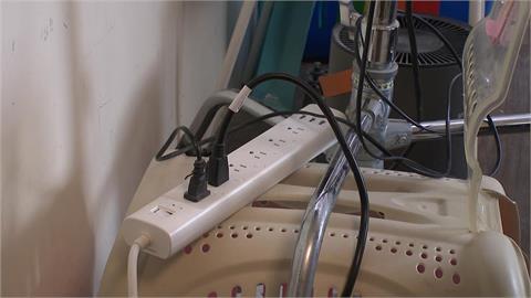 天氣太潮濕「插座口吐綠沫」怎麼辦！台電列3解方示警：小心走火釀災