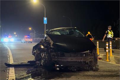 快新聞／碰！凌晨國三安坑交流道轎車自撞　駕駛「飛出車外」受傷送醫
