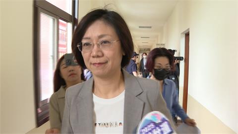 獨！現身連署攤力挺李孝亮　翁曉玲喊：罷免案結束再追究
