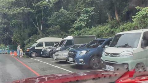 阿里山停車位不足　遊客繞圈等車位被插隊氣炸