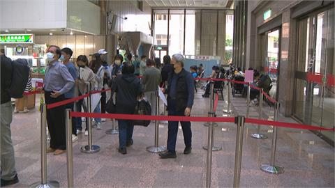 明天國境解封！換護照人潮擠爆　導遊、領隊搶上防疫講習