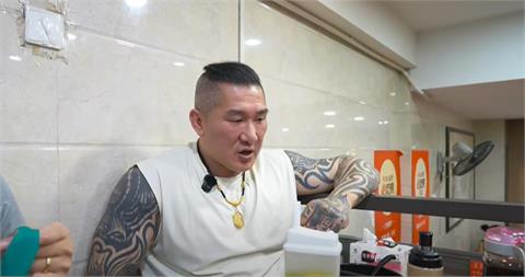 小粉紅逼館長表態秒被「不明人士」架離！李宇翔酸：中國特色直播