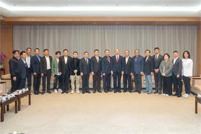 快新聞／盼助理費除罪化！18正副議長赴立院請命　韓國瑜：設法找出共識後修法