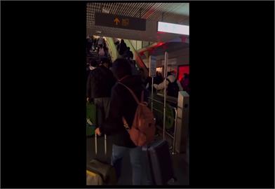 機捷跳電搭機出國超狼狽　旅客摸黑扛行李爬樓梯