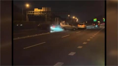 國一北上楊梅段５車連環撞　駕駛一度受困骨折送醫