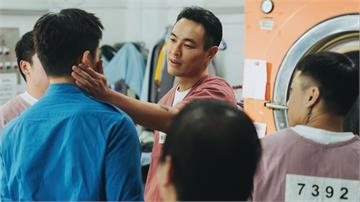 陳澤耀險遭楊祐寧強吻！ 極限挑戰「倒吊綑綁」血直衝腦險昏厥