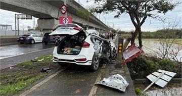 左轉瞬間成永別！楊梅驚傳貨車「攔腰奪命」　1家3口2死1命危