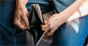 男子路邊撿到1350元以為賺到　打開車門崩潰！17萬現金被偷光