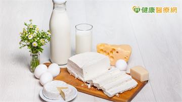 不是含鈣量高就猛吃！防骨鬆也有飲食迷思　營養師列一日菜單均衡補鈣