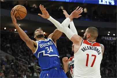 NBA(影)／字母哥超狂42分12籃板11助攻大三元！率領公鹿最近9戰拿下8勝