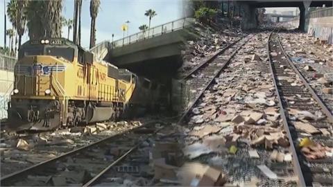 疫情亂象！美國洛杉磯貨運火車遭洗劫　包裹散落鐵軌畫面曝