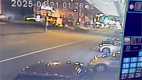 離奇！轎車失控自撞分隔島翻2圈　駕駛僅輕傷