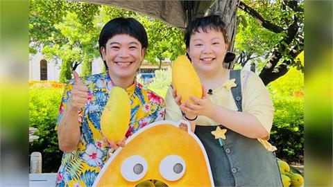 民視《豆腐媽媽》萬珍珍、馬仔空降高雄！直播大秀「不沾手切芒果神技」力挺金煌芒果季