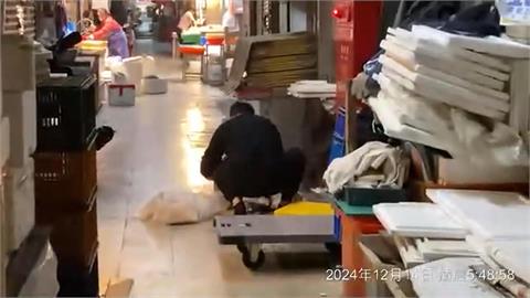 咚咚咚！鄰投訴「敲肉聲」太吵　肉販喊冤：敲開才能賣