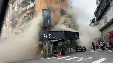 東區知名燒肉店失火！　"瀰漫濃煙"消防緊急疏散24人