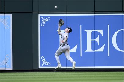 MLB／「這只是一個平凡的飛球」變逆轉再見安　洋基外野手腿軟跌倒囧了