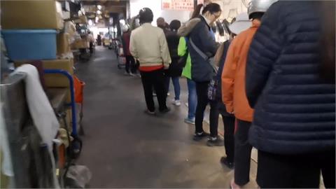 嘉義東市場傳統「網紗肉捲」現做現炸　過年搶購人潮大排長龍