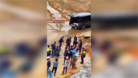 悚！桃園鐵路地下化工地驚見男屍趴水坑「身分成謎」