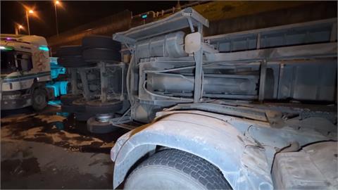 驚險畫面曝！彰化5車連環撞　苗栗聯結車翻車