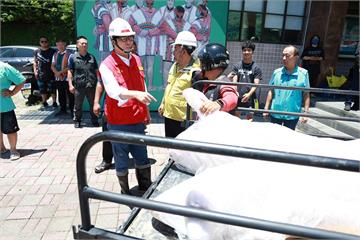 高市府送暖「整隻豬配送」！　陳其邁親赴桃源區部落助重建