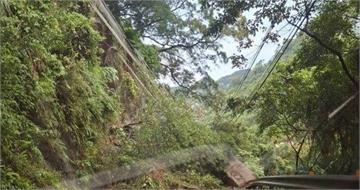 三峽山路大雨土石流崩塌封路！警員休假巧遇驚險通報救援