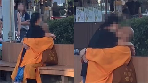 和尚現身兒童新樂園「女上男下交疊激吻」破戒了！臉一度埋胸嚇壞路人