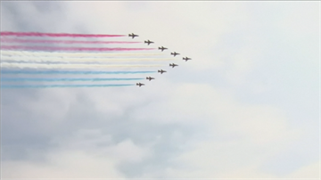 英國紅箭飛行隊紀念2戰75周年 飛越倫敦等4大城市