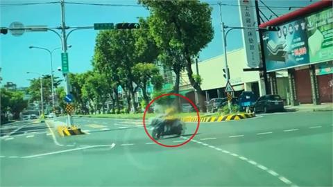 別當移動神主牌！　推車伯斜切跨車道、婦逆向狂違規