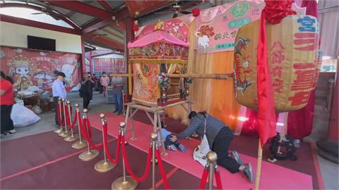 東石港口宮擲筊送黃金媽祖　粉紅超跑駐駕大福興宮