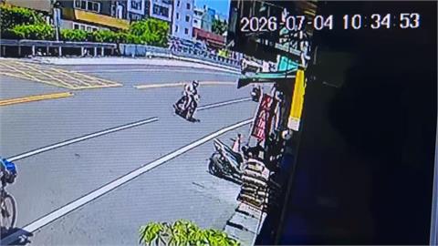 屏東騎士疑精神不濟　跨車道猛力自撞路燈再撞機車