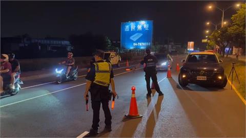 街頭上演警匪片！通緝犯棄車逃逸　跑給警察追險釀撞