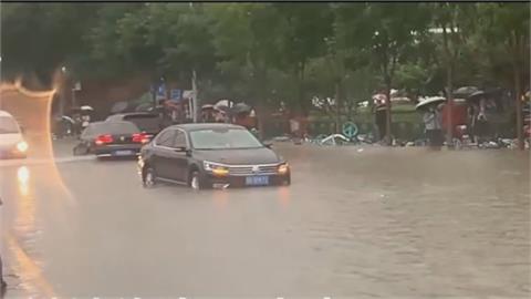 暴雨狂灌！北京公車動彈不得　天津小客車司機衝不出水關罹難