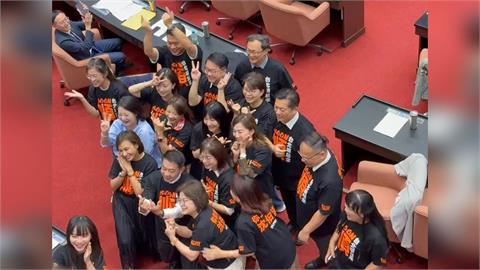 快新聞／綠委齊穿「順T」大合唱！沈伯洋競總4日成立　吳沛憶曝王義川這件事