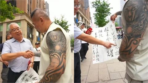館長突收老伯「14字金句」臉秒垮…1舉動超尷尬！網開酸：罵人不帶髒