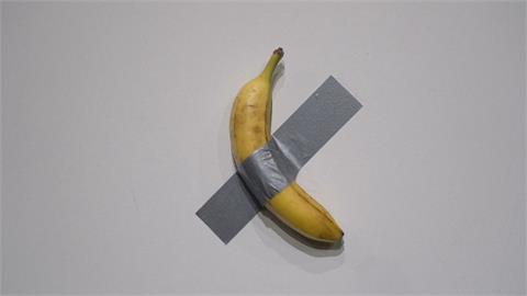 "香蕉貼牆上"藝術作品展出爭議多 拍賣價估百萬美元