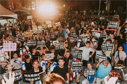 基進黨號召民眾帶「藍白拖」抗議　現場聚集逾1500人