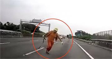 國道遊覽車疑打瞌睡撞傷工程人員　擋風玻璃炸裂42乘客嚇瘋