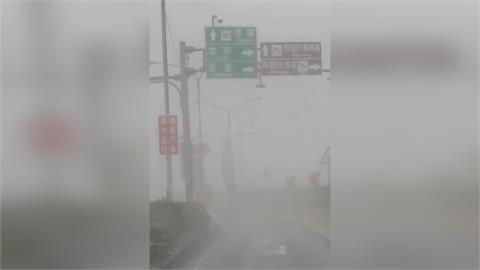 東北季風發威！　花蓮溪出海口風飛沙路都看不清