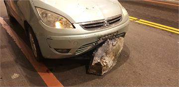 快新聞／驚險瞬間！ 太魯閣燕子口落石砸車 玻璃碎裂保險桿內凹