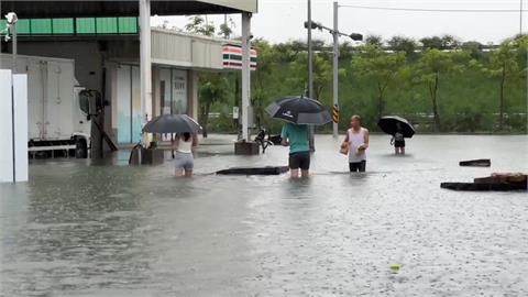 台南仁德民宅泡水「水深及腰」　文華路駕訓班１０教練車全泡水