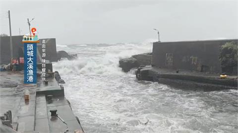 薔琵逼近！宜蘭沿海風雨大釀災　大石滾上岸阻路