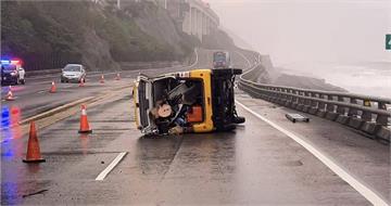 薔琵颱風逼近！　巨浪衝擊台9線害工程車翻覆、轎車撞護欄釀2傷