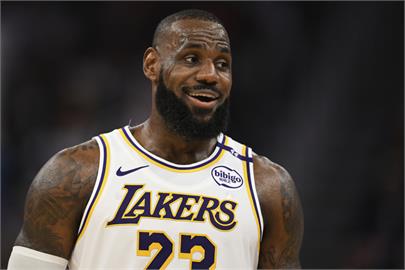 NBA／詹皇40歲生日快樂！　「皇之子」帶頭領菜鳥們一同歡唱切蛋糕